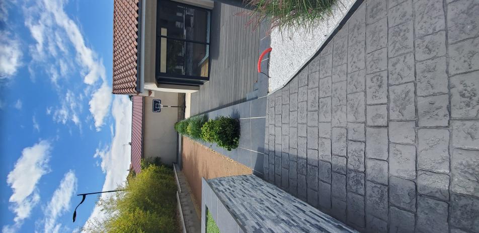 Aménagement extérieur d'une entrée d'une maison