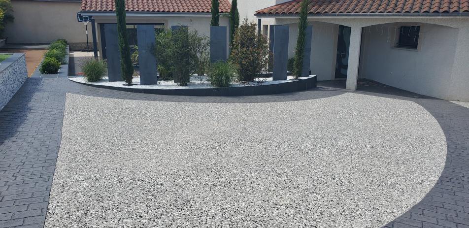 Aménagement extérieur d'une entrée d'une maison