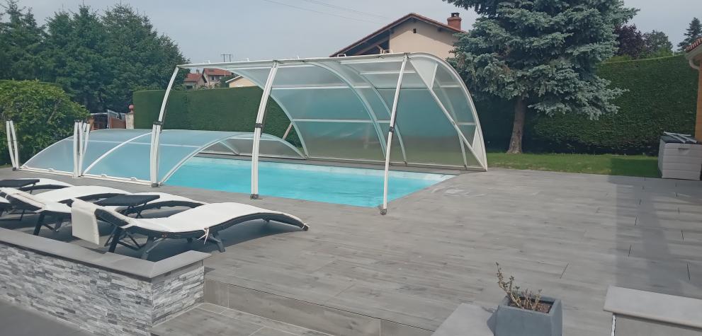 Rénovation d'une piscine et réflection de l'espace extérieur