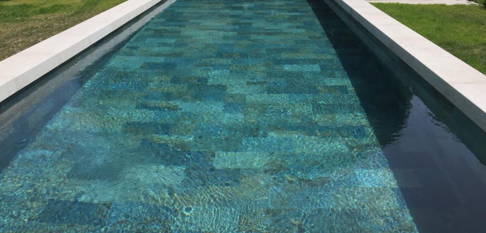 Création d'une piscine carrelée de 14x4m avec son aménagement paysagé