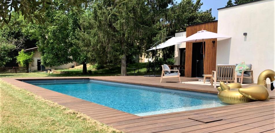 Piscine creusée intégrée dans une terrasse bois