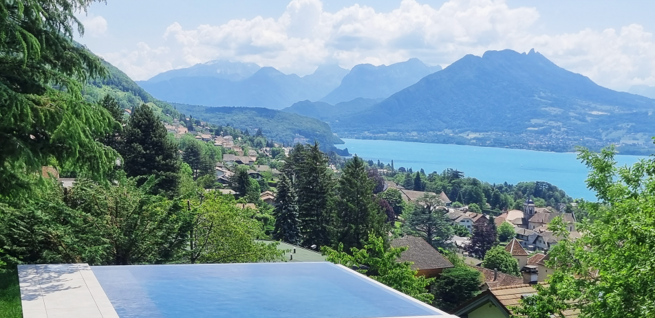 Vue de la piscine à double débordement vers lac d'Annecy