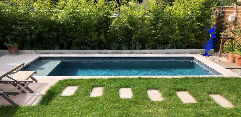 Pas japonais pour accéder à la terrasse et la piscine