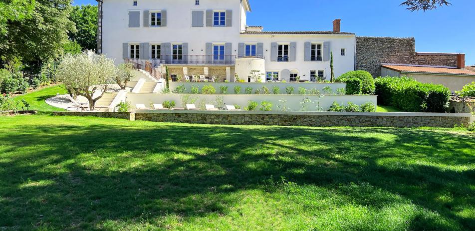 Construction d'un aménagement complet avec piscine carrelée à Taluyers