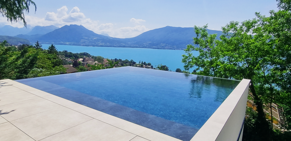 Vue de la piscine à double débordement vers lac d'Annecy