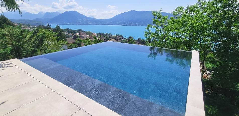 Vue de la piscine à double débordement vers lac d'Annecy