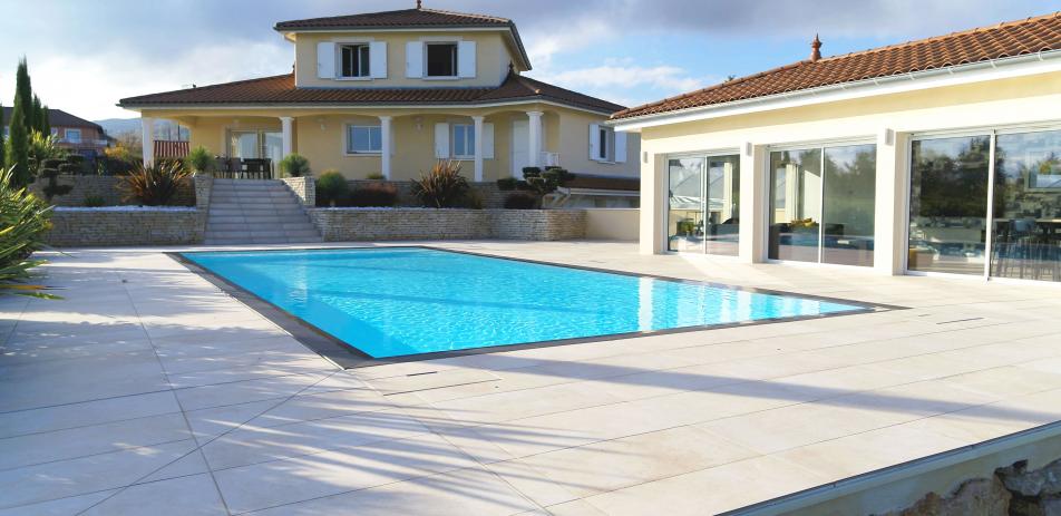 Dallage autour d'une piscine miroir à Lyon