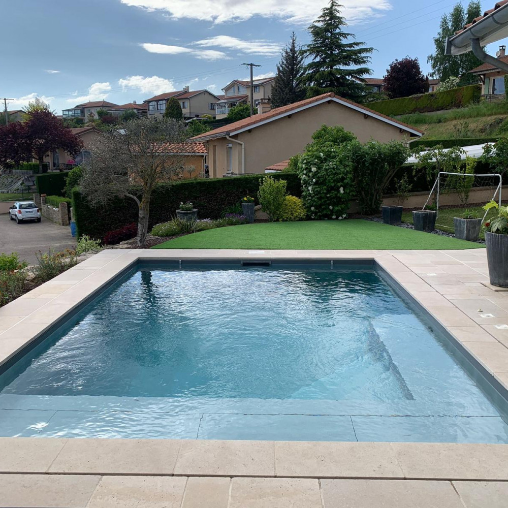 Piscine avec aménagement paysager