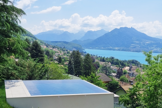 Piscine à double débordement au bord du lac d'Annecy