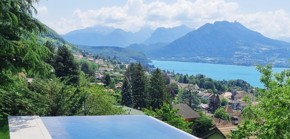 Piscine à double débordement au bord du lac d'Annecy