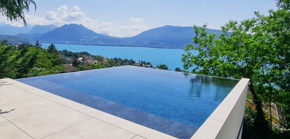 Piscine à double débordement au bord du lac d'Annecy