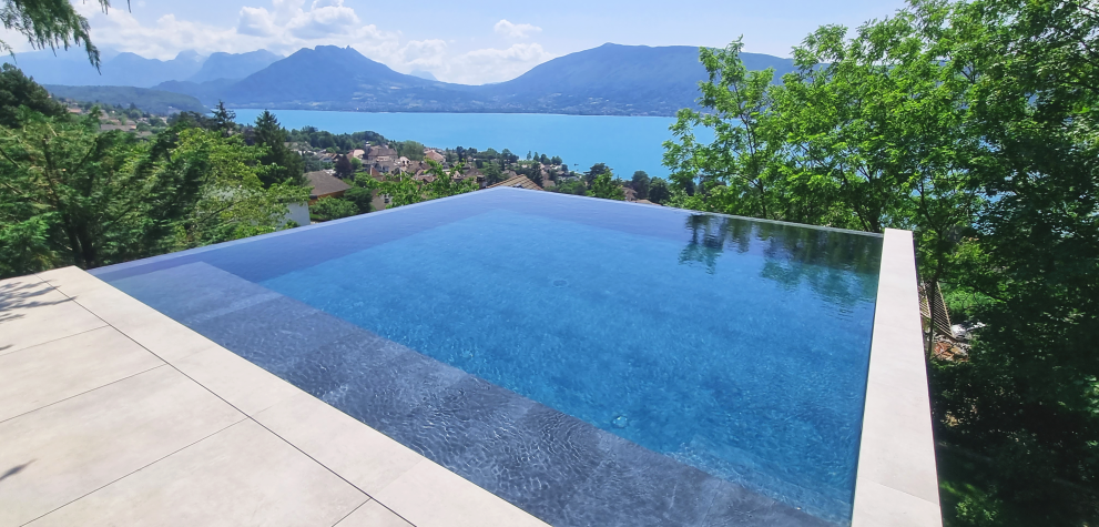 Piscine à double débordement au bord du lac d'Annecy