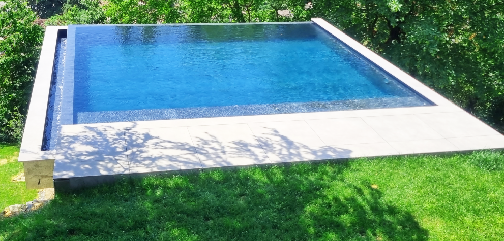 Piscine à double débordement au bord du lac d'Annecy